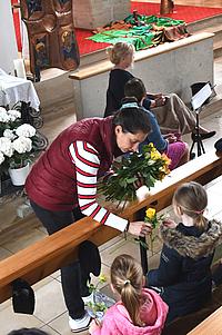 Kita-Leiterin Manuela Meier überreichte Blumen für die Eltern. Foto: Kath. Kita IN gGmbH/Vogl
