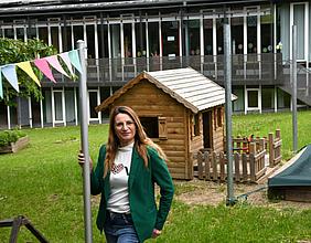 Neue Leitung im katholischen Kinderhaus der Dompfarrei: Seit Juni übernimmt die 42-jährige Carmen Thellmann-Ruggiero die Verantwortung. Das Bild zeigt sie im großzügigen Garten der Einrichtung. Foto: Kath. Kita IN gGmbH/Vogl