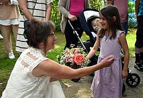 Blumen für die langjährige Leiterin Gisela Späth. Foto: Kath. Kita IN gGmbH/Vogl